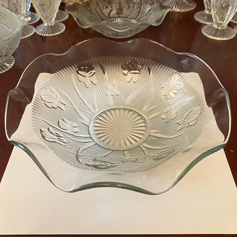 Iris & Herringbone Clear Large Ruffled Fruit Bowl